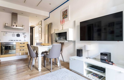 Chinatown Apartment | Luxury modern one bedroom with hot tub