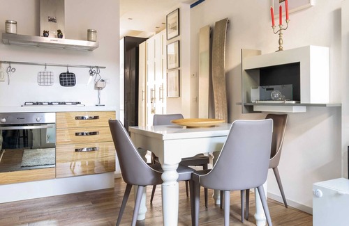 Chinatown Apartment | Luxury modern one bedroom with hot tub