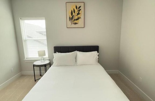 Bastrop House | Luxury Modern Stay in Bastrop