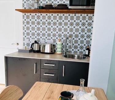Bonnington Apartment | Luxury Modern Studio l Central Edinburgh l Pet Friendly