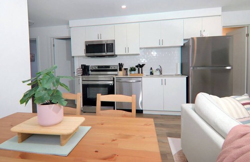 Niagara Falls House | Luxury Modern Townhouse Six Minutes to the Falls