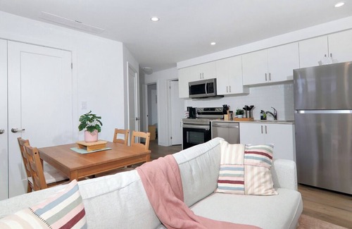 Niagara Falls House | Luxury Modern Townhouse Six Minutes to the Falls