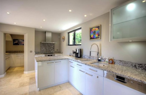 Sainte-Maxime Villa | Luxury, modern villa, 8min walking distance to town and beaches - heated pool