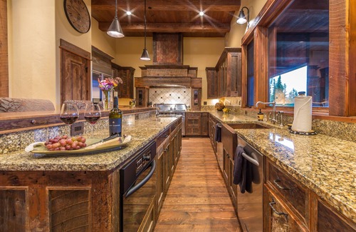 Big Sky House | Luxury Moonlight Basin Ski Chalet, Gorgeous Views, sleeps 22, 6 B/R 6½ Bath