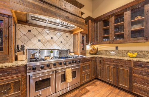 Big Sky House | Luxury Moonlight Basin Ski Chalet, Gorgeous Views, sleeps 22, 6 B/R 6½ Bath