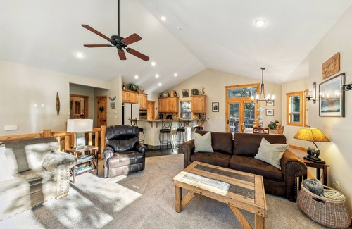Tahoe Paradise House | Luxury Mountain Escape: BBQ, Forested, Balcony
