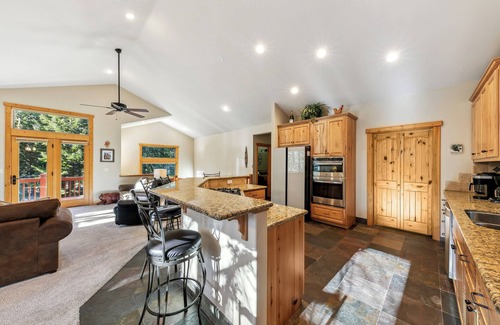 Tahoe Paradise House | Luxury Mountain Escape: BBQ, Forested, Balcony
