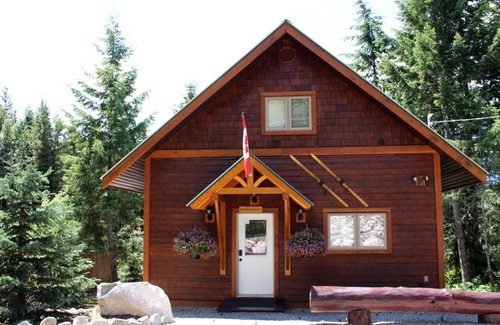 Golden House | Luxury Mountain Cabin with a Hot Tub near Golden, British Columbia