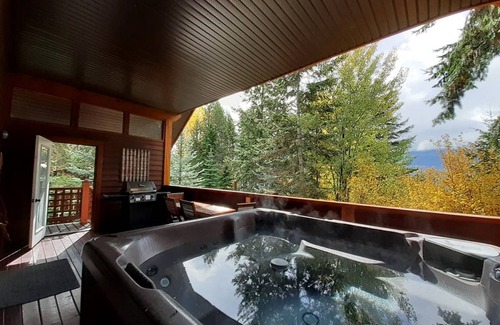 Golden House | Luxury Mountain Cabin with a Hot Tub near Golden, British Columbia