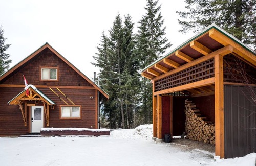 Golden House | Luxury Mountain Cabin with a Hot Tub near Golden, British Columbia