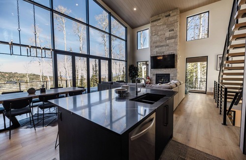 Brian Head Villa | Luxury Mountain Escape- Ski-in/Ski-out 6BR/5.5 Bath, Hot Tub, Sauna & Fireplace