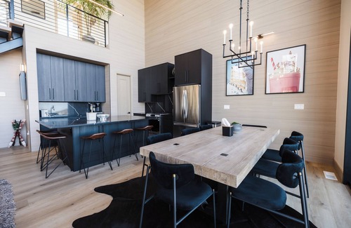Brian Head Villa | Luxury Mountain Escape- Ski-in/Ski-out 6BR/5.5 Bath, Hot Tub, Sauna & Fireplace