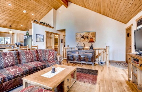 Fairplay Cabin | Luxury Mountain Retreat w/Hot Tub, Pool Table, Game Room, Garage - Moose Haven