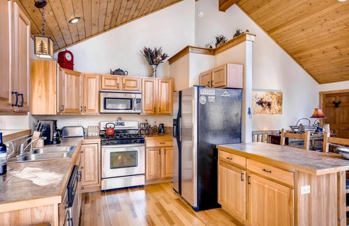 Fairplay Cabin | Luxury Mountain Retreat w/Hot Tub, Pool Table, Game Room, Garage - Moose Haven