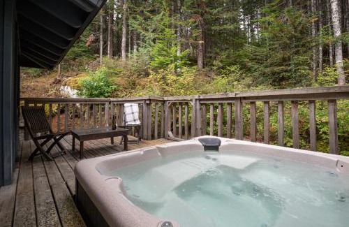 Nordic Estates House | Luxury Mountain Retreat with PRIVATE Hot Tub by Harmony Whistler