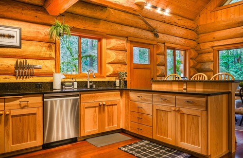 Warnick Cabin | Luxury Mt Baker Log Home with Fireplace, Outdoor area, & Chefs Kitchen.