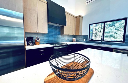 Glacier Cabin | Luxury Mt. Baker Retreat with Hot Tub and Fast Wi-Fi