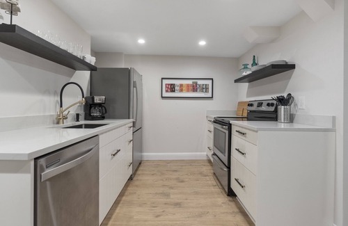 North End House | Luxury N. Tacoma Unit