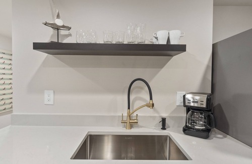 North End House | Luxury N. Tacoma Unit