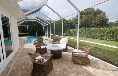 Park Shore House | Luxury Naples 4 bdrm, 4.5 bath, pool, fire table, ParkShore beach pass.