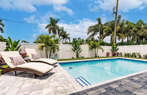 Naples Park House | Luxury Naples 4br W Pool Near Vanderbilt Beach