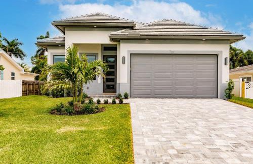 Naples Park House | Luxury Naples 4br W Pool Near Vanderbilt Beach