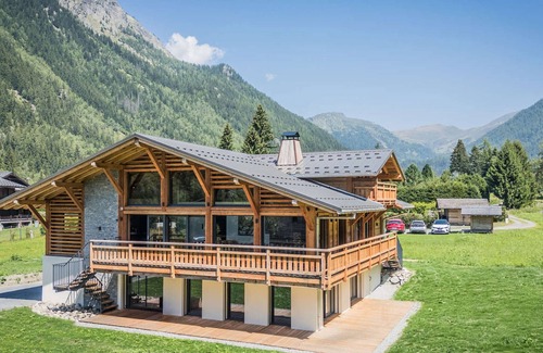 Chamonix-Mont-Blanc Ski Chalet | Luxury new 450m² chalet with spa and parking in Argentière