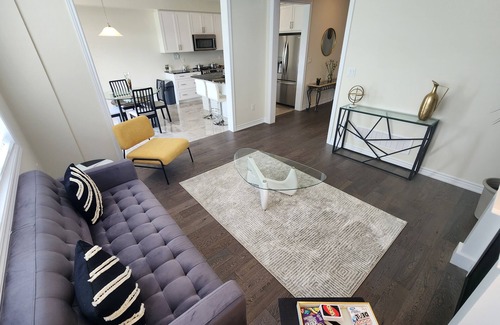 Thorold House | Luxury Niagara Retreat ,15 min drive to Niagara Falls, 4 bdrms, sleeps up to 9