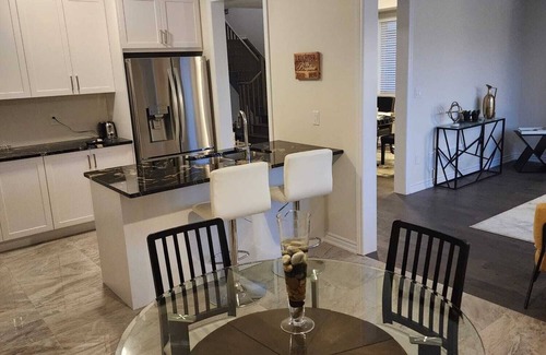 Thorold House | Luxury Niagara Retreat ,15 min drive to Niagara Falls, 4 bdrms, sleeps up to 9
