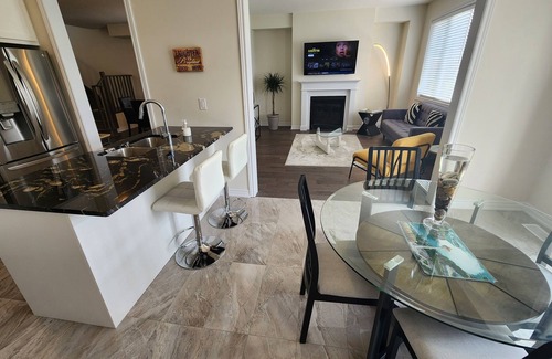 Thorold House | Luxury Niagara Retreat ,15 min drive to Niagara Falls, 4 bdrms, sleeps up to 9