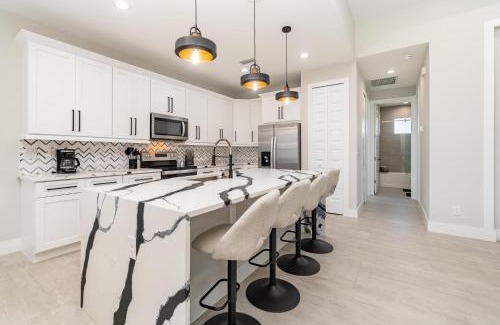 Pelican Villa | Luxury Oasis in Cape Coral