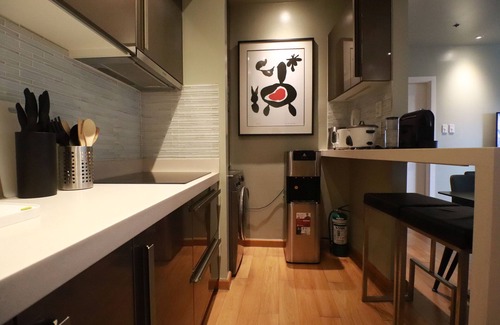 Downtown Apartment | Luxury Oasis in Century City/Makati