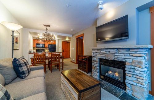 Mammoth Lakes House | Luxury Oasis Village Ski-in Ski-out