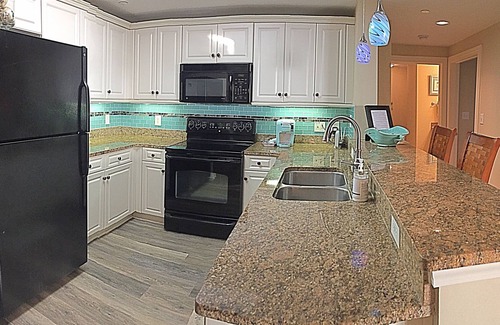 Arcadian Shores Condo | Luxury Ocean Condo, 3 BDRM( 1 King, 4 Queens)/3 Ba, access all Hilton Pools!!