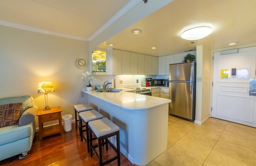 Waikiki Apartment | Luxury Ocean Marina View Studio World Famous Ilikai NO RESORT FEES! FREE WIFI