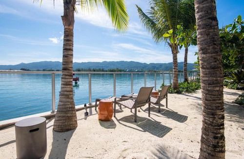 Montego Bay Apartment | Luxury Oceanfront Residence Condo
