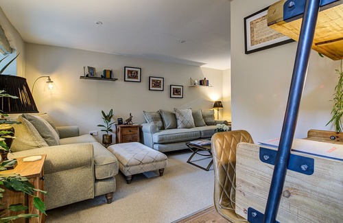 Fairford Cottage | Luxury Old Sorting Office in Cotswold town centre