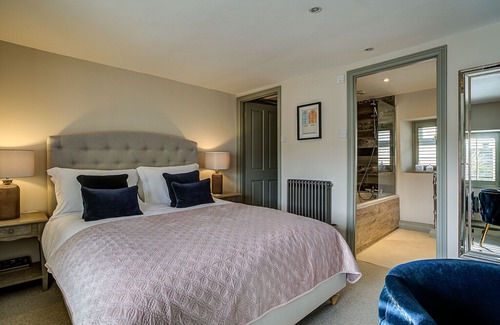 Fairford Cottage | Luxury Old Sorting Office in Cotswold town centre