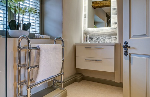 Fairford Cottage | Luxury Old Sorting Office in Cotswold town centre