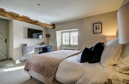 Fairford House | Luxury Old Sorting Office in Cotswold town centre