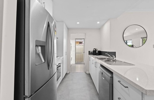 Nollamara House | Luxury on Lewes - 3BR | Free Wi-Fi