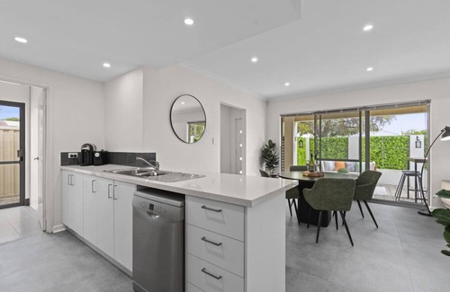 Nollamara House | Luxury on Lewes - 3BR | Free Wi-Fi