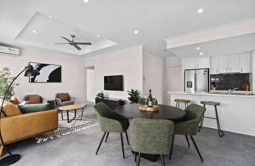 Nollamara House | Luxury on Lewes - 3BR | Free Wi-Fi