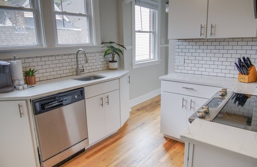 Richmond Apartment | Luxury on Main/West