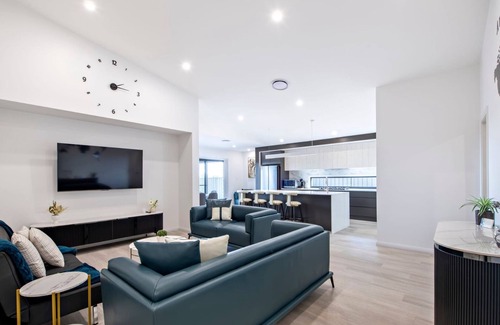 Dubbo House | Luxury on Oxford - Contemporary Style, Sleeps 8