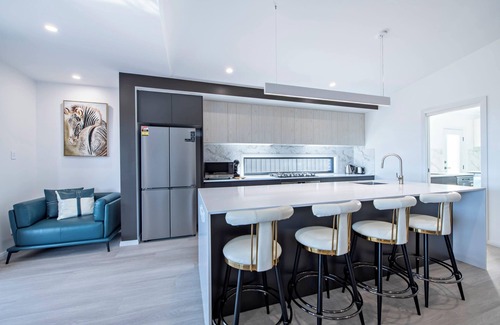 Dubbo House | Luxury on Oxford - Contemporary Style, Sleeps 8