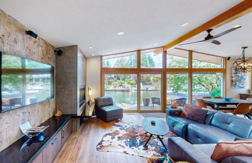Blue Heron House | Luxury on the Lake