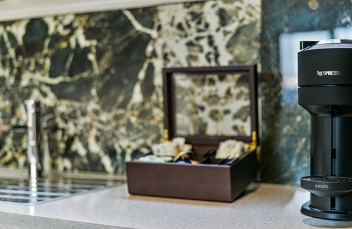 Farringdon Apartment | Luxury one bedroom apartment minutes from Farringdon Station!