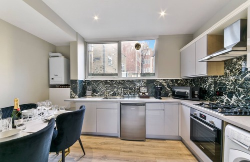 Farringdon Apartment | Luxury one bedroom apartment minutes from Farringdon Station!