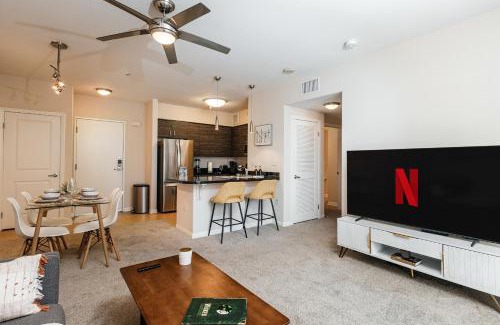 Miracle Mile Apartment | Luxury One Bedroom minutes from The Grove